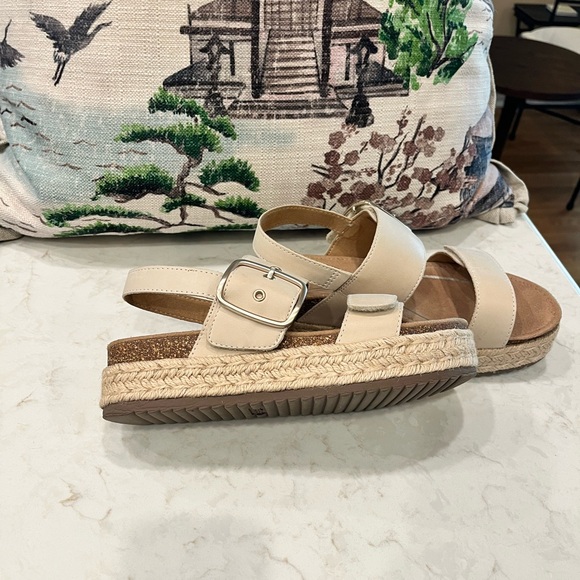 Aetrex Women's Tan Strap Sandals - Picture 3 of 8